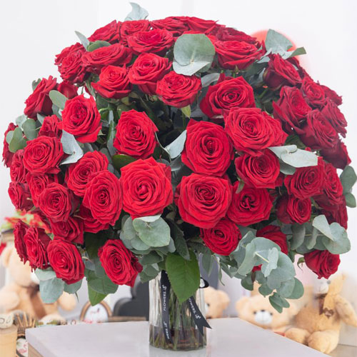 100 Red Roses in Vase