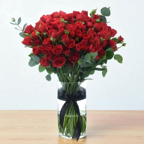 15 baby red roses in vase 